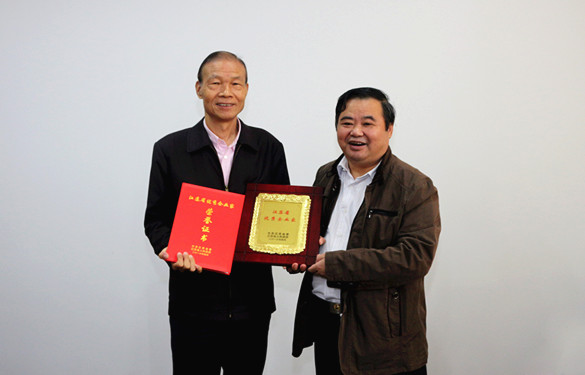 2016年10月12日，常州市經(jīng)信委副主任潘仁賢一行來(lái)上上電纜參觀調(diào)研，并為集團(tuán)董事長(zhǎng)丁山華頒發(fā)江蘇省優(yōu)秀企業(yè)家獎(jiǎng)牌